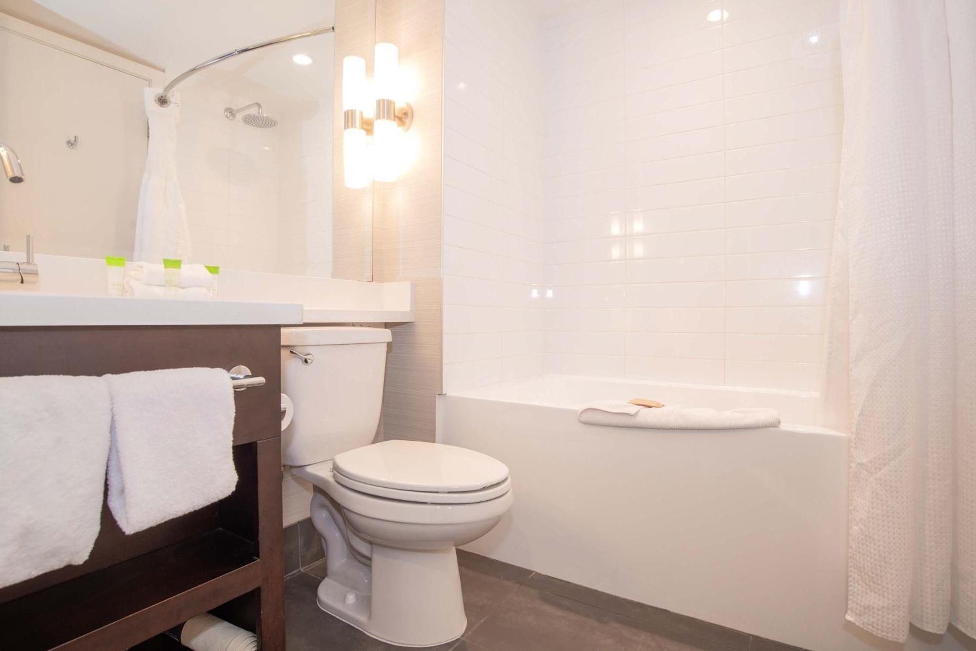 Sandman Hotel Abbotsford Airport Екстер'єр фото