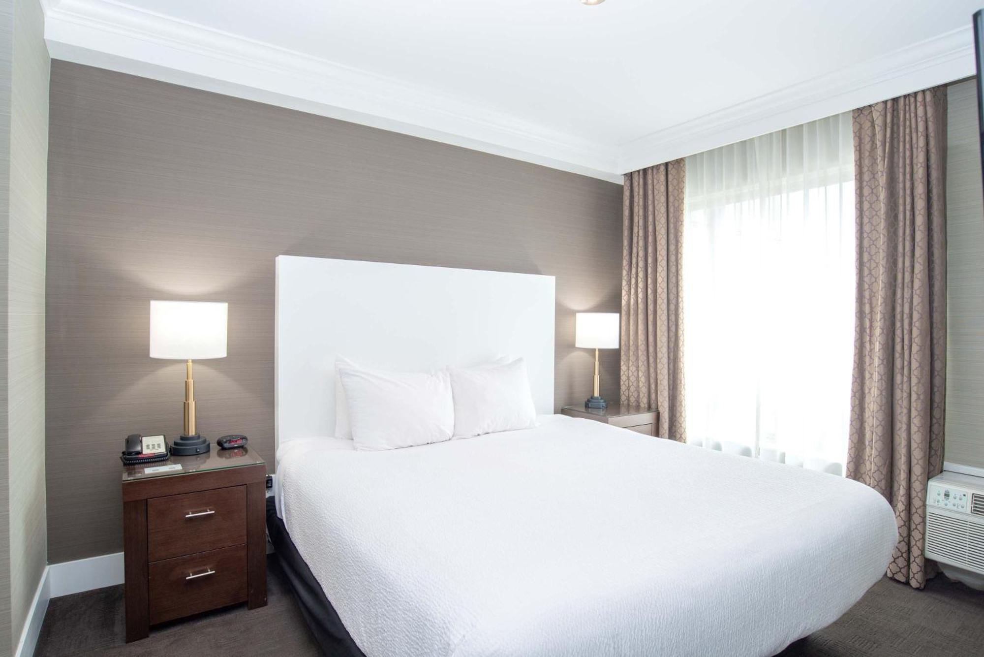 Sandman Hotel Abbotsford Airport Екстер'єр фото