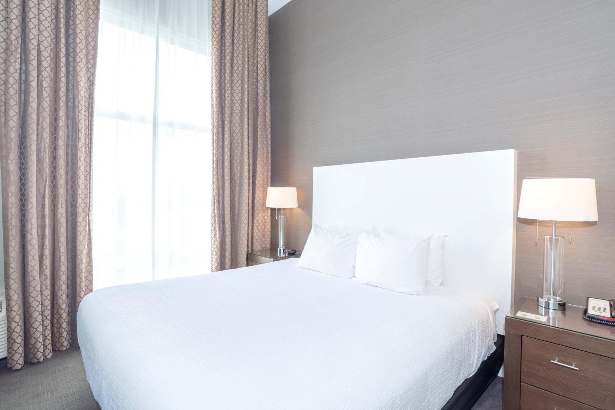 Sandman Hotel Abbotsford Airport Екстер'єр фото