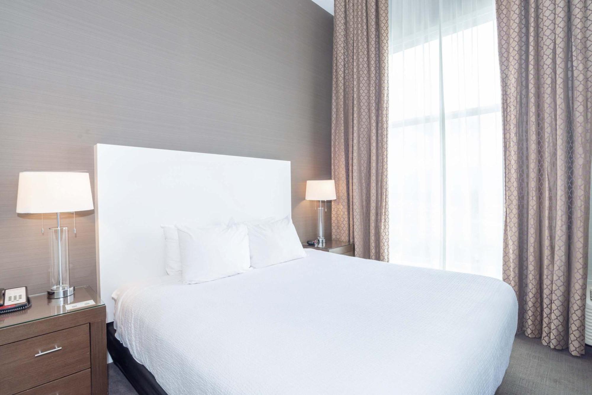 Sandman Hotel Abbotsford Airport Екстер'єр фото