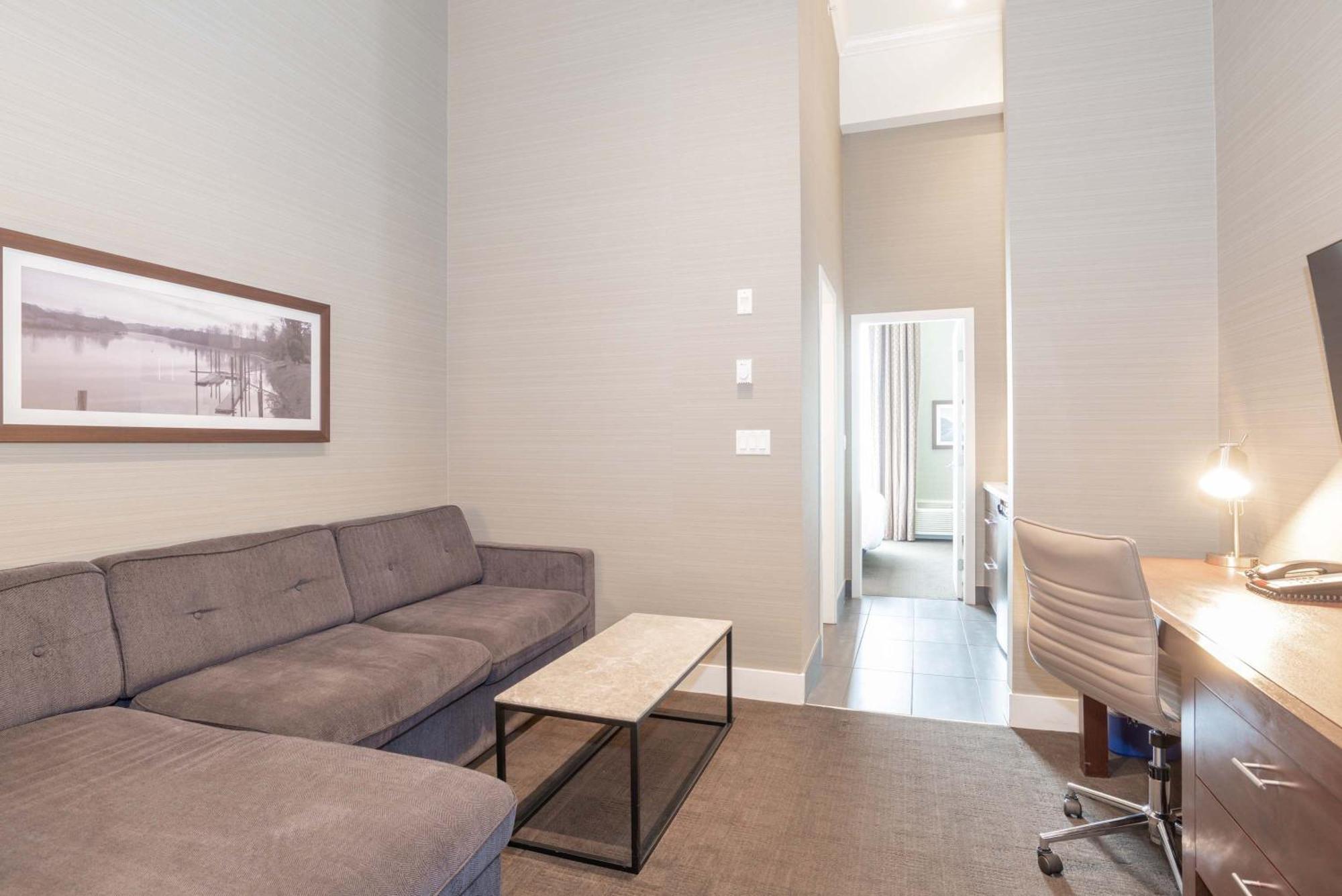 Sandman Hotel Abbotsford Airport Екстер'єр фото